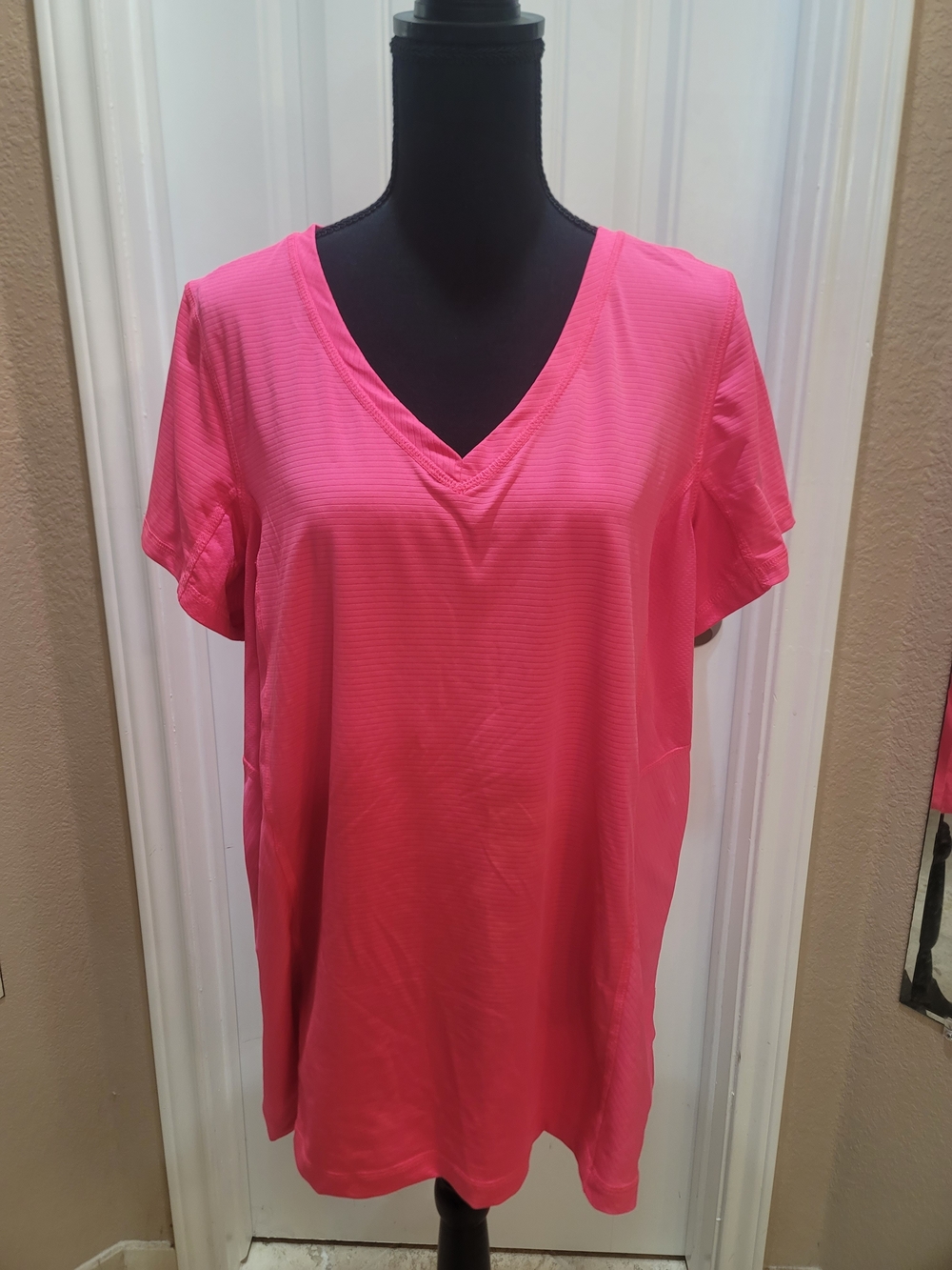 tek gear V-Neck Short Sleeve Tee in Hot Pink